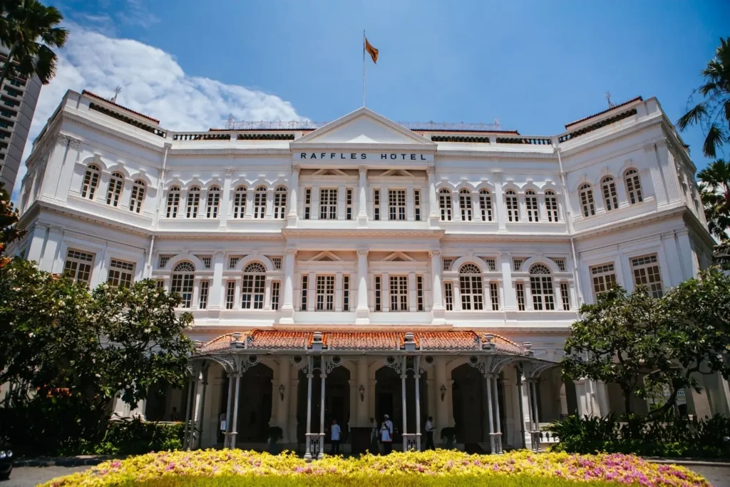 Haupteingang des luxuriösen Raffles Hotels, Singapur Infos