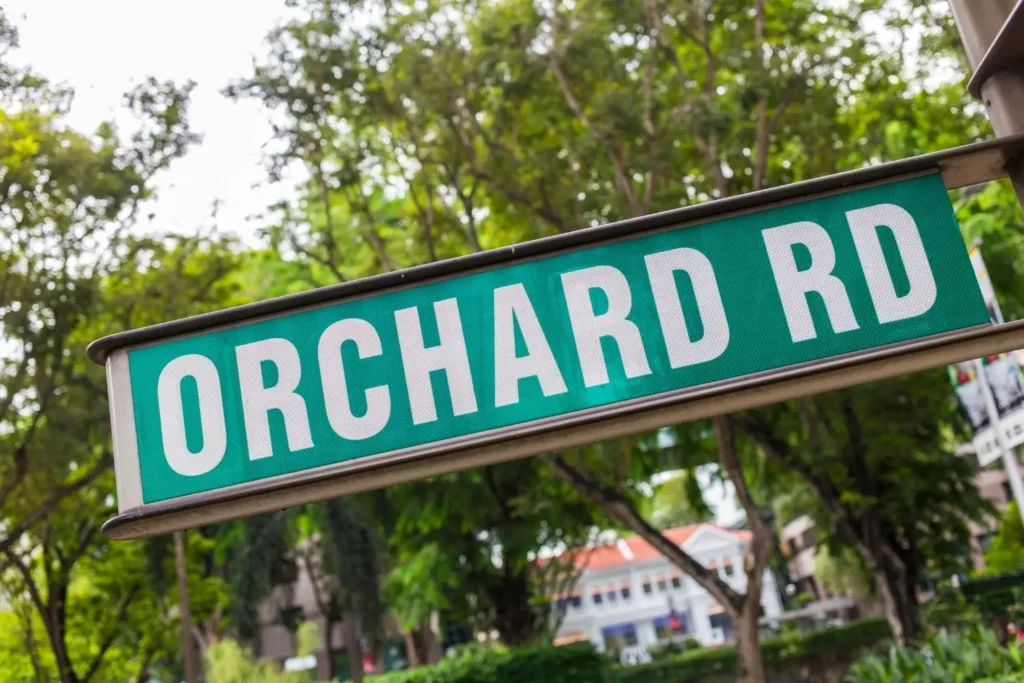 Straßenschild der Orchard Road, einer beliebten Einkaufsmeile in Singapur