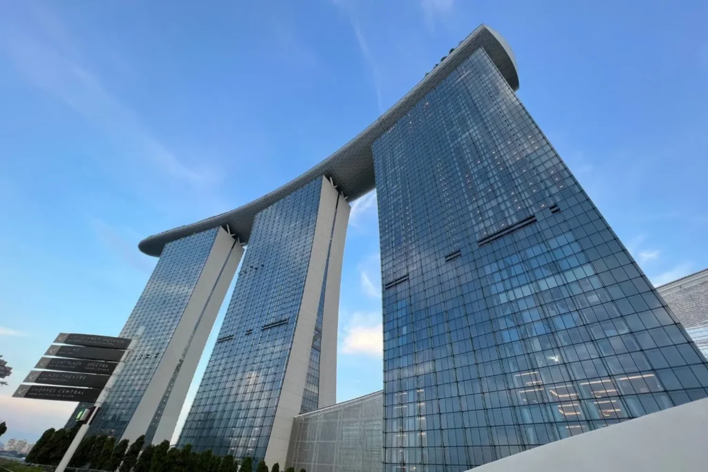 Die Türme des ikonischen Marina Bay Sands, ein Wahrzeichen von Singapur