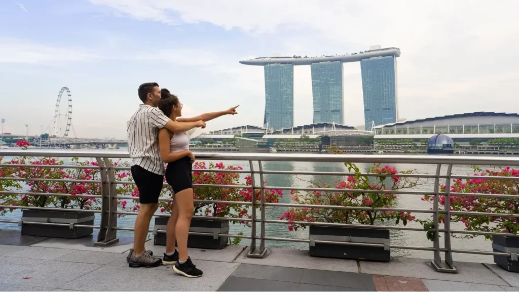 Fotoshooting an der Singapur Promenade mit Blick auf Marina Bay Sands im Singapur Guide