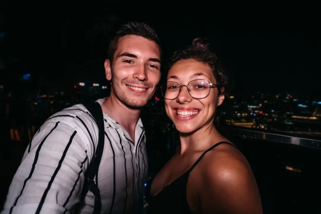 Selfie vor der Skyline von Singapur bei Nacht vom besten Restaurant in Singapur