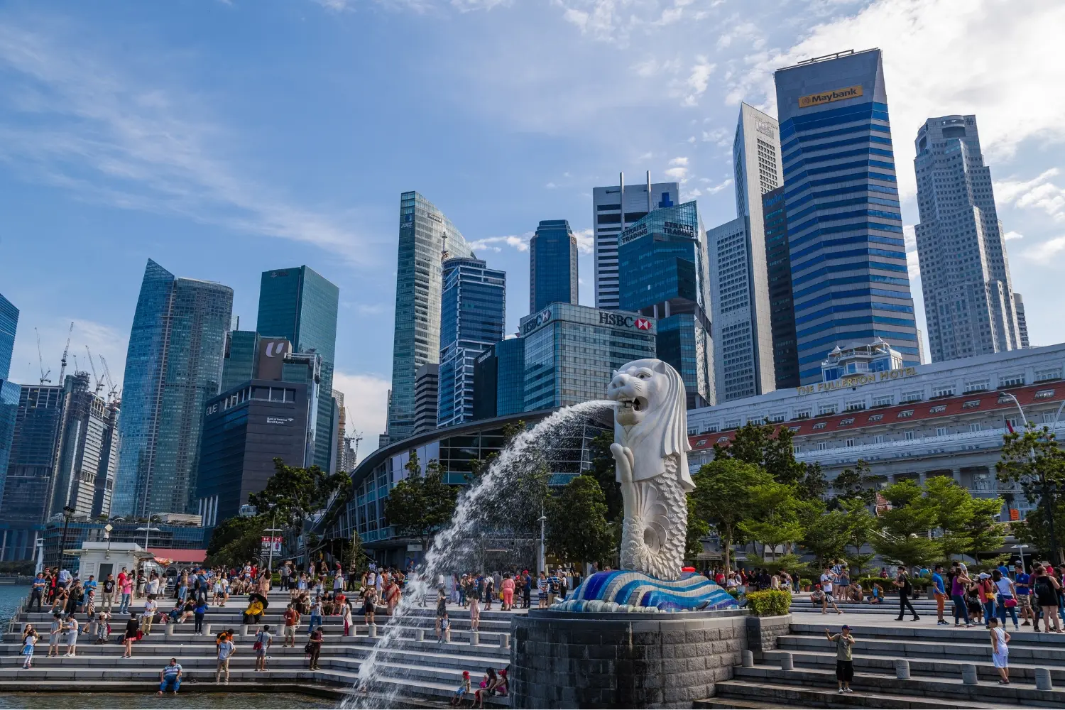 Die Merlion-Statue in Singapur, die Wasser vor den beeindruckenden Hochhäusern der Stadt ausspuckt