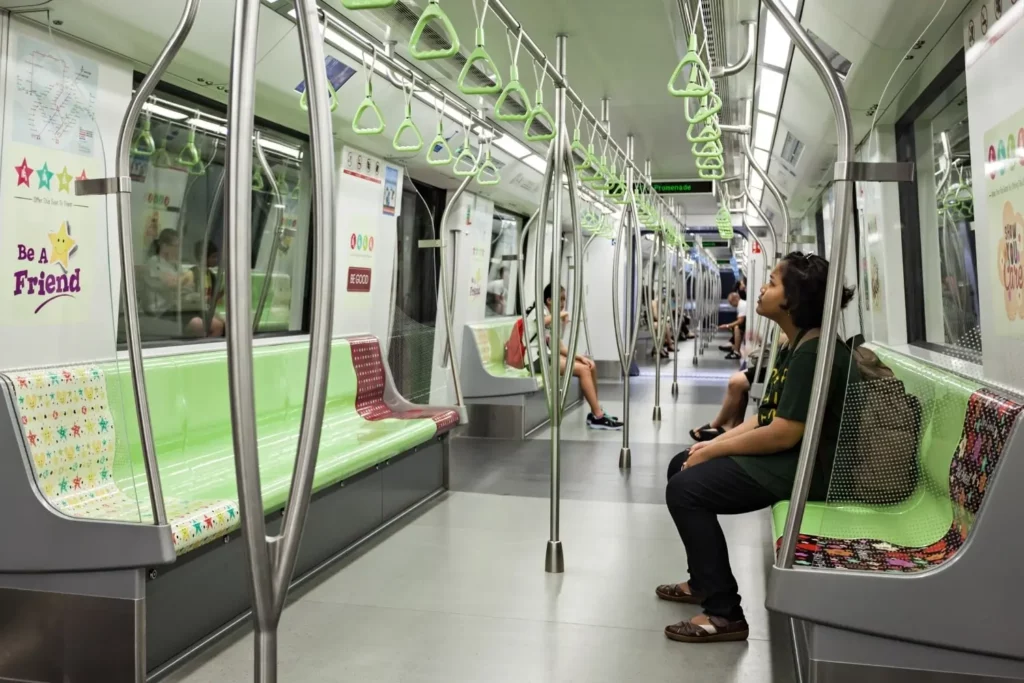 Innenraum eines MRT-Zuges in Singapur, Singapur Urlaub
