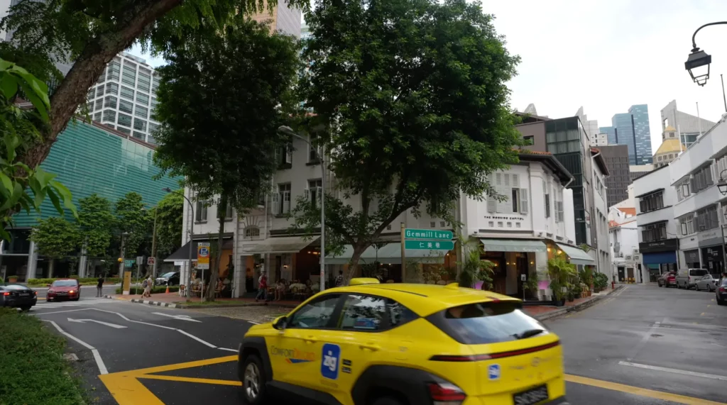 Taxi fahren in Singapur, eine Straße mit gelbem Taxi auf dem Weg zur Marina Bay