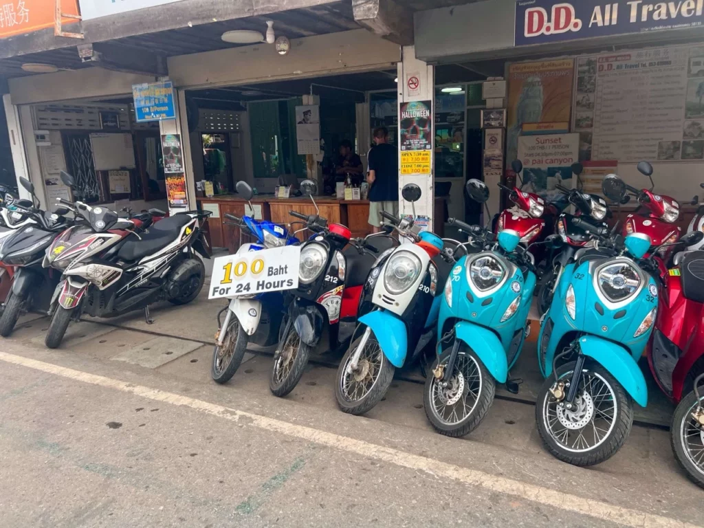 Rollerverleih in Pai mit bunten Rollern, ein beliebter Startpunkt für Backpacker in Nordthailand.