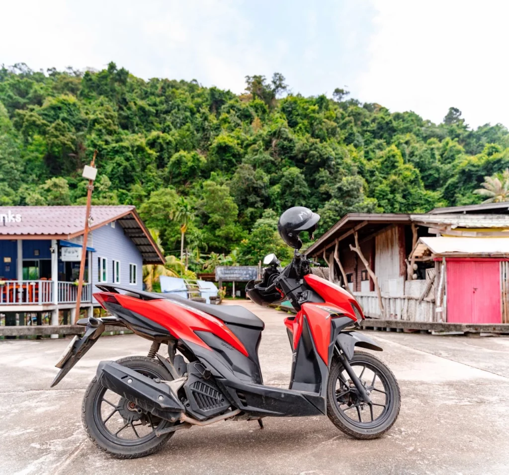 Roter Roller auf Koh Chang, perfektes Transportmittel für Thailand Backpacking auf der Insel.