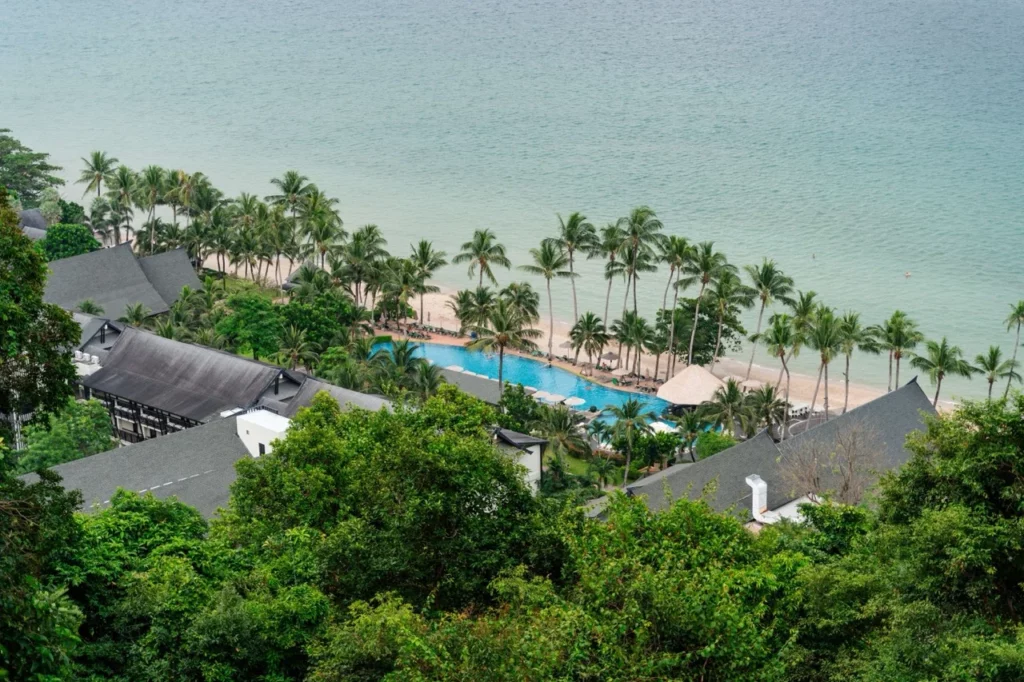 Panoramablick auf ein luxuriöses Strandresort mit Pool in Koh Chang, ideal für Thailand Urlaub.