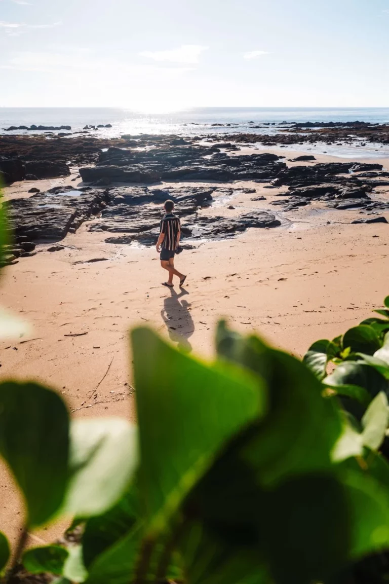Jonathan an einem Strand auf Koh Lanta, ein echtes Highlight beim Thailand Reise planen.