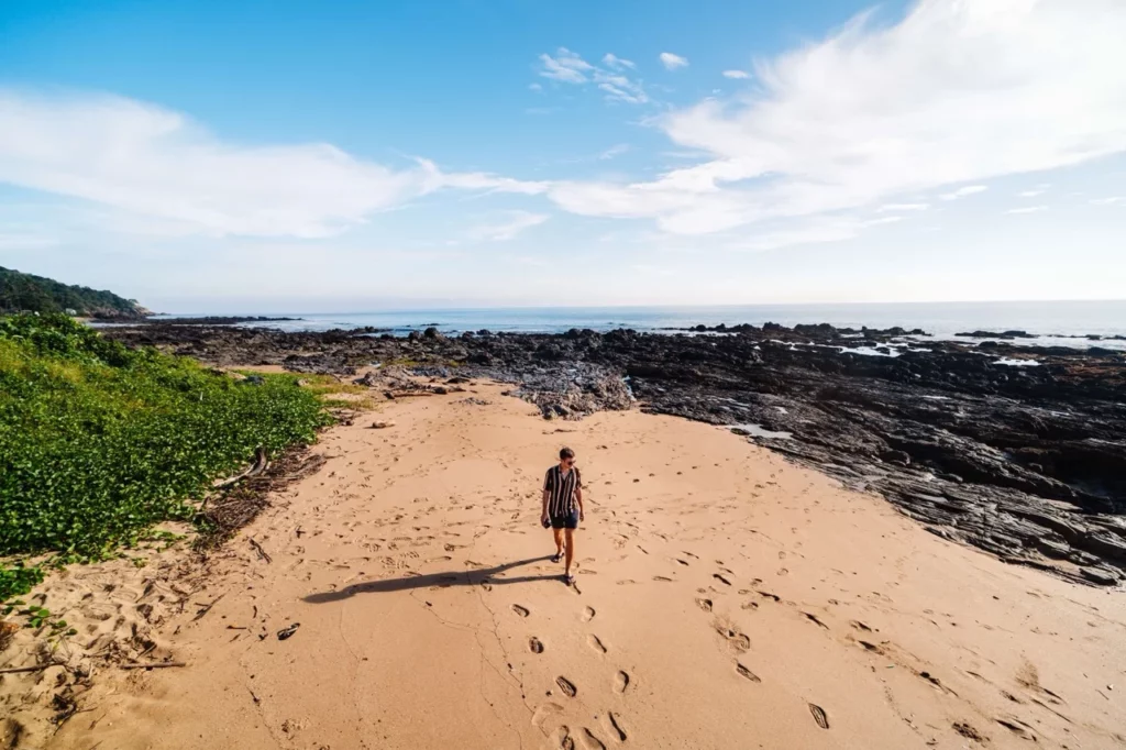 Koh Lanta’s steinige Strände mit Fußspuren im Sand, ideal für Backpacker auf der Suche nach ruhigen Spots.