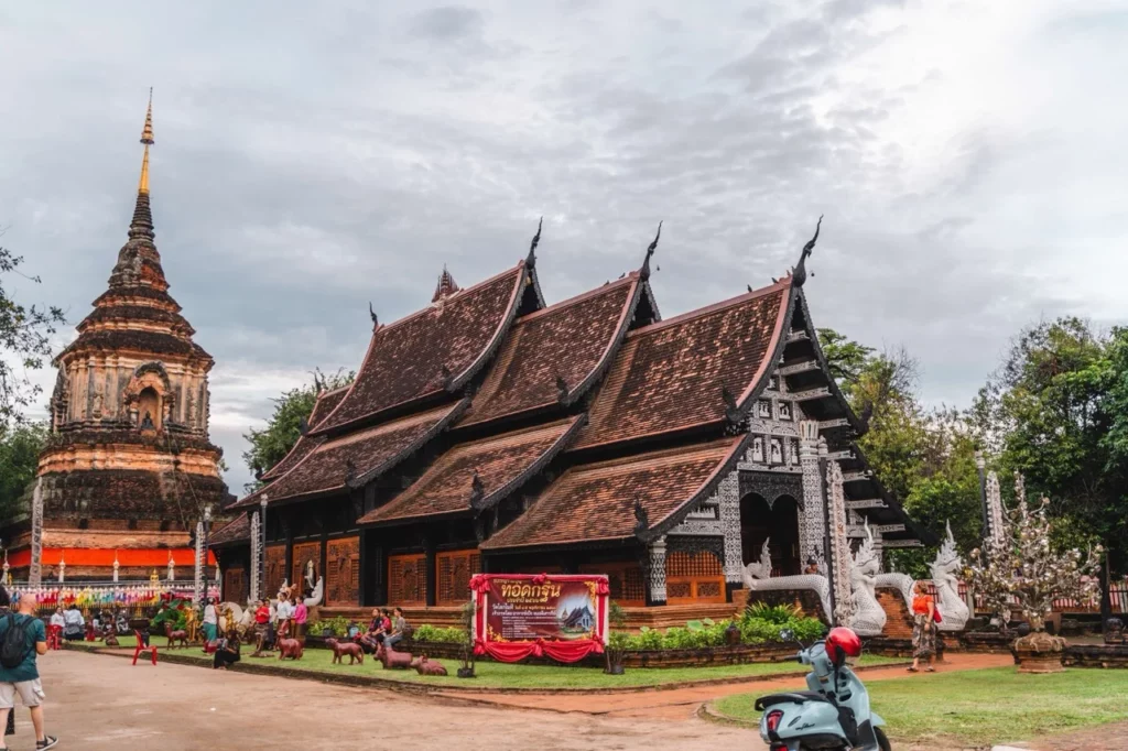 Traditioneller Tempel in Chiang Mai, bekannt für seine historische Holzarchitektur und spirituelle Atmosphäre, ein Top-Spot beim Thailand Urlaub.
