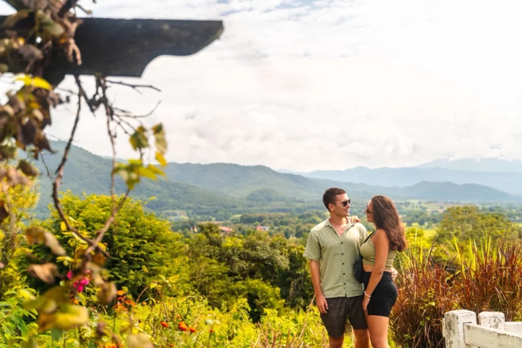 Panoramablick über die grünen Berge in Pai, ein Muss für Natur- und Kulturliebhaber beim Thailand Urlaub.