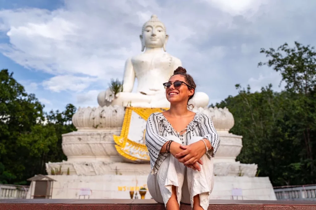 Der Big Buddha in Pai, eine schöne Sehenswürdigkeit mit atemberaubender Aussicht über die umliegenden Berge.
