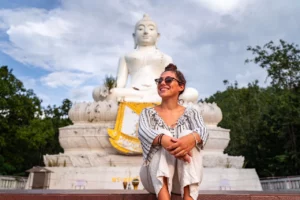 Der Big Buddha in Pai, eine schöne Sehenswürdigkeit mit atemberaubender Aussicht über die umliegenden Berge.