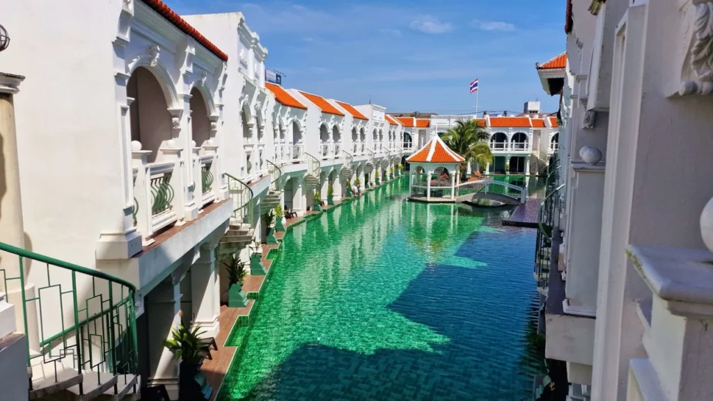 Hotel mit Pool auf Phuket, ideal für Thailand Urlaub und Backpacking mit etwas Luxus.