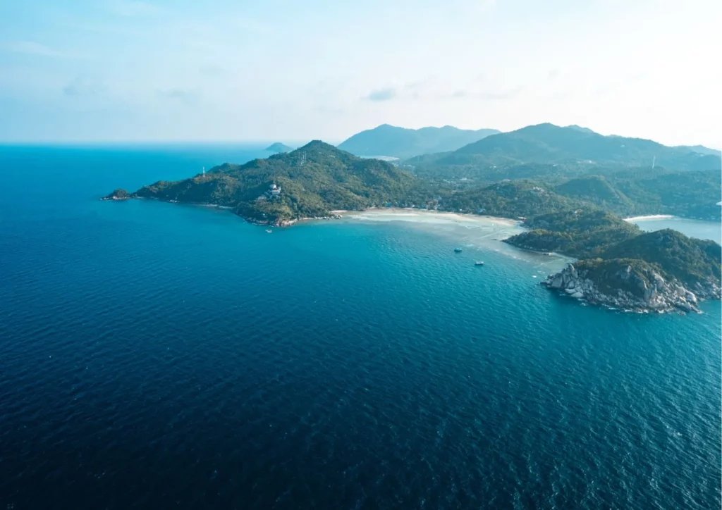 Drohnenperspektive über Koh Tao mit Meer und Küstenlinie, ein Muss für jeden Thailand Urlaub.