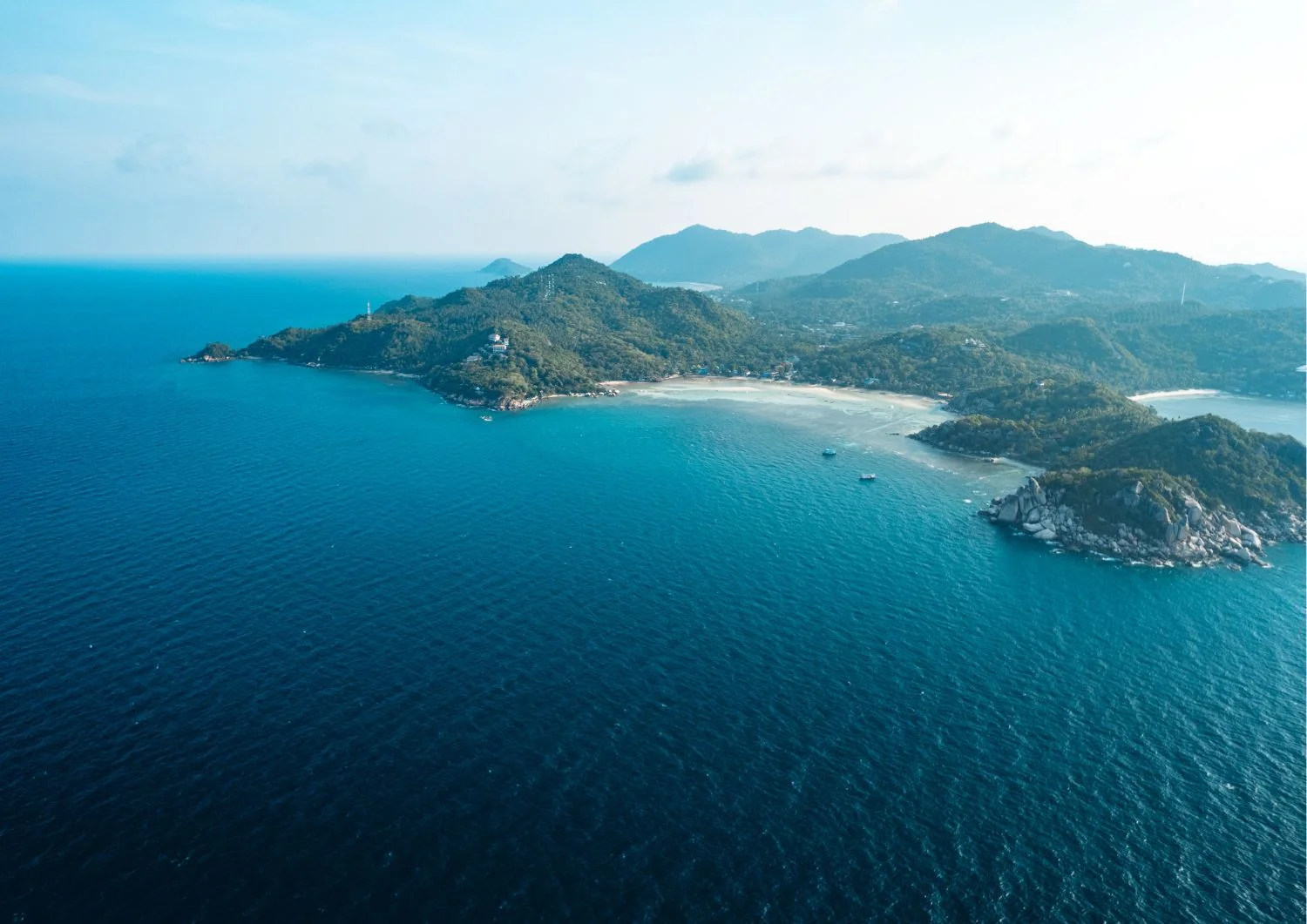 Drohnenperspektive über Koh Tao mit Meer und Küstenlinie