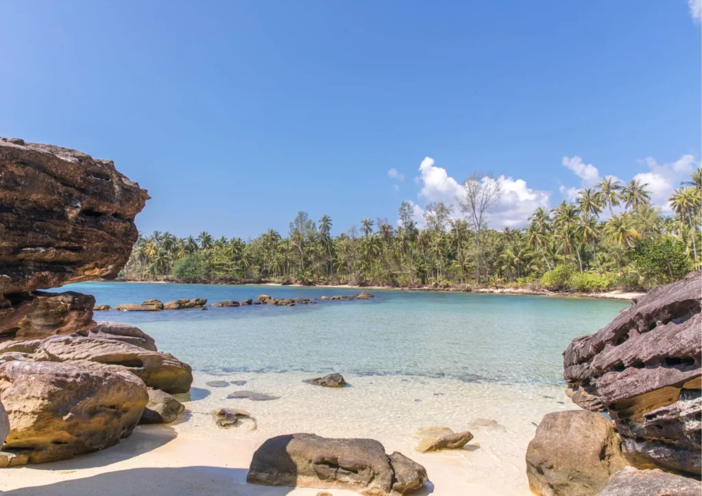 Einsame Bucht auf Koh Kood mit Felsen und kristallklarem Wasser, ein Geheimtipp für Thailand Backpacking.