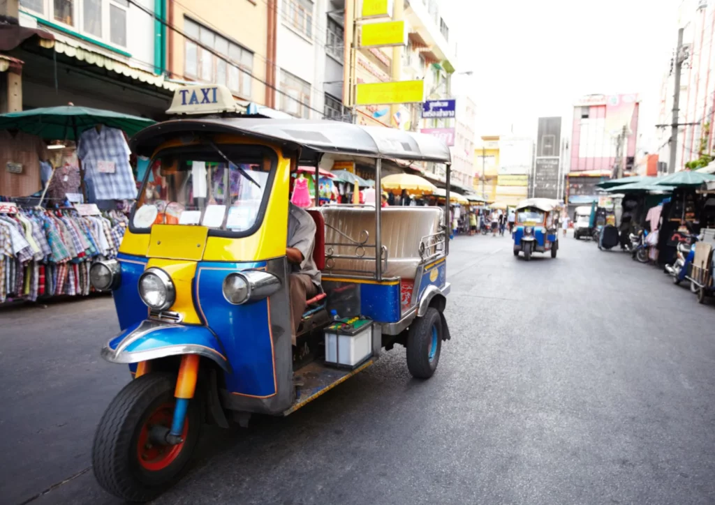 Typisches Tuk-Tuk in Bangkok, eine charmante und aufregende Fortbewegungsmöglichkeit beim Thailand Urlaub.