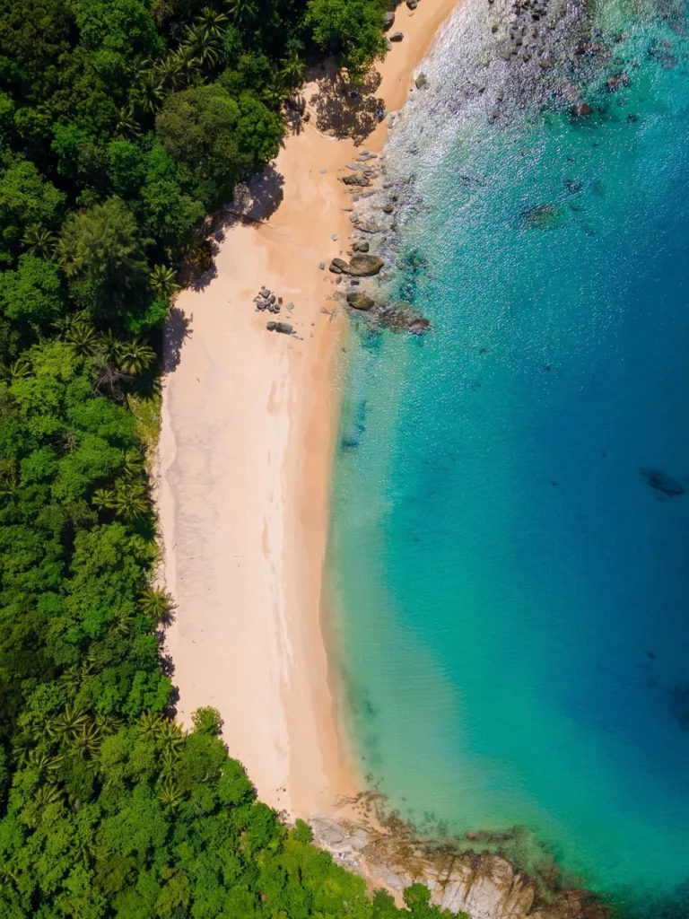 Drohnenaufnahme vom Strand auf Phuket in Thailand als Hilfe beim Thailand Reise planen.