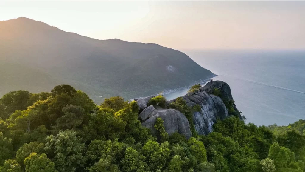 Bottle Beach Viewpoint auf Koh Phangan mit Blick auf das Meer und grüne Hügel, ein Highlight für Thailand Backpacking.