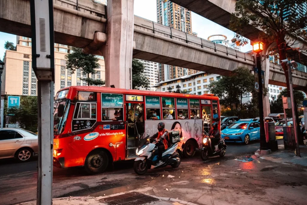 Traditioneller roter Linienbus in Bangkok, eine authentische und preiswerte Art, die Stadt zu entdecken.