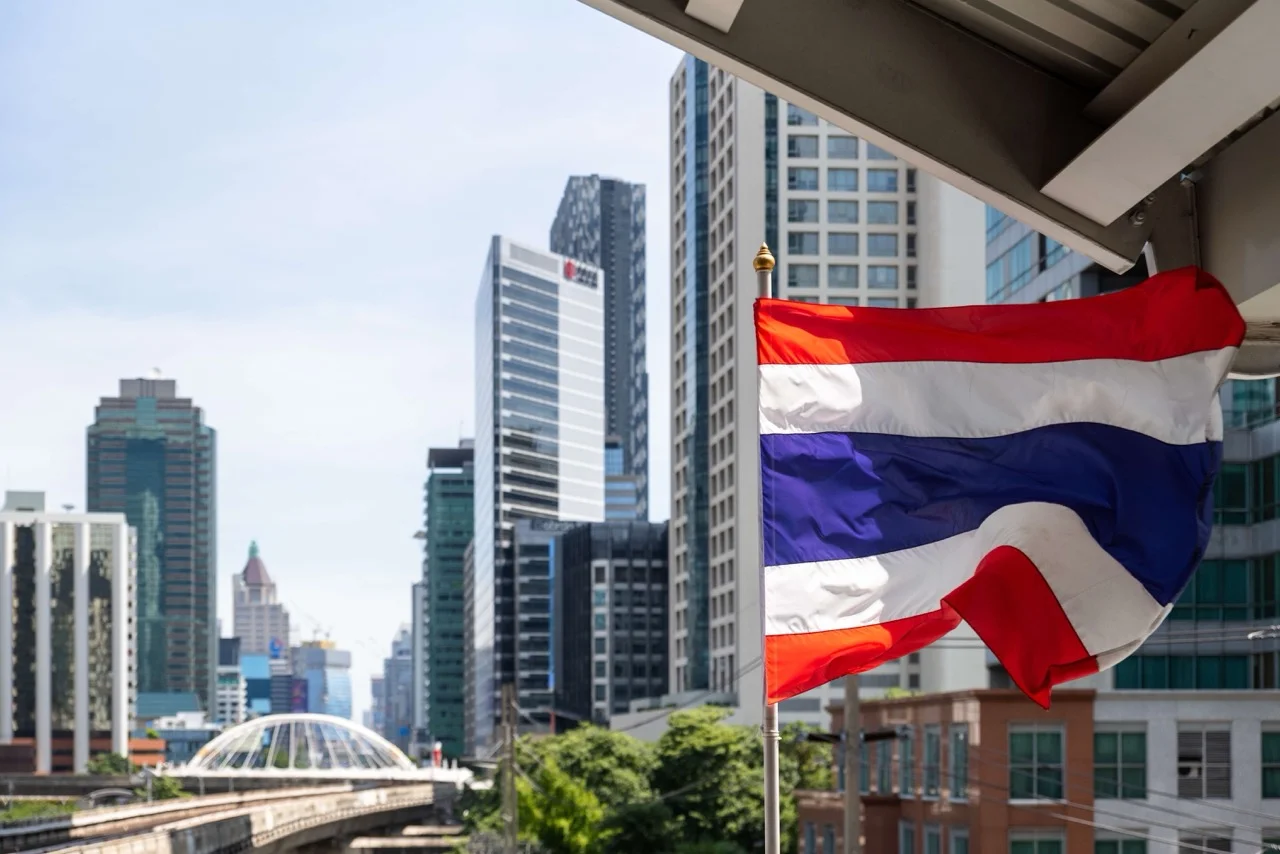 Thailändische Flagge vor der Skyline von Bangkok