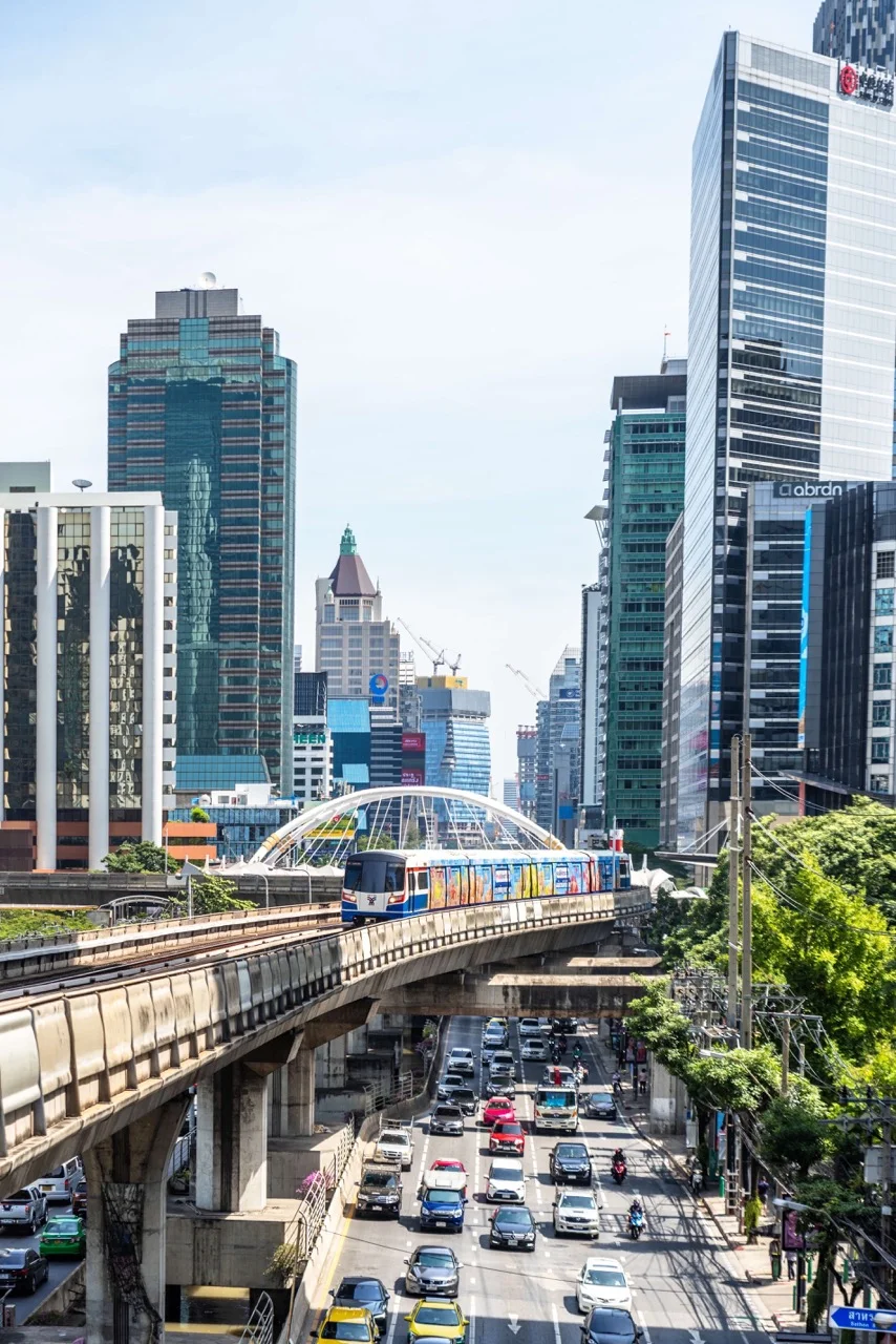 Skytrain in Bangkok, der über die dicht befahrenen Straßen der Innenstadt fährt.