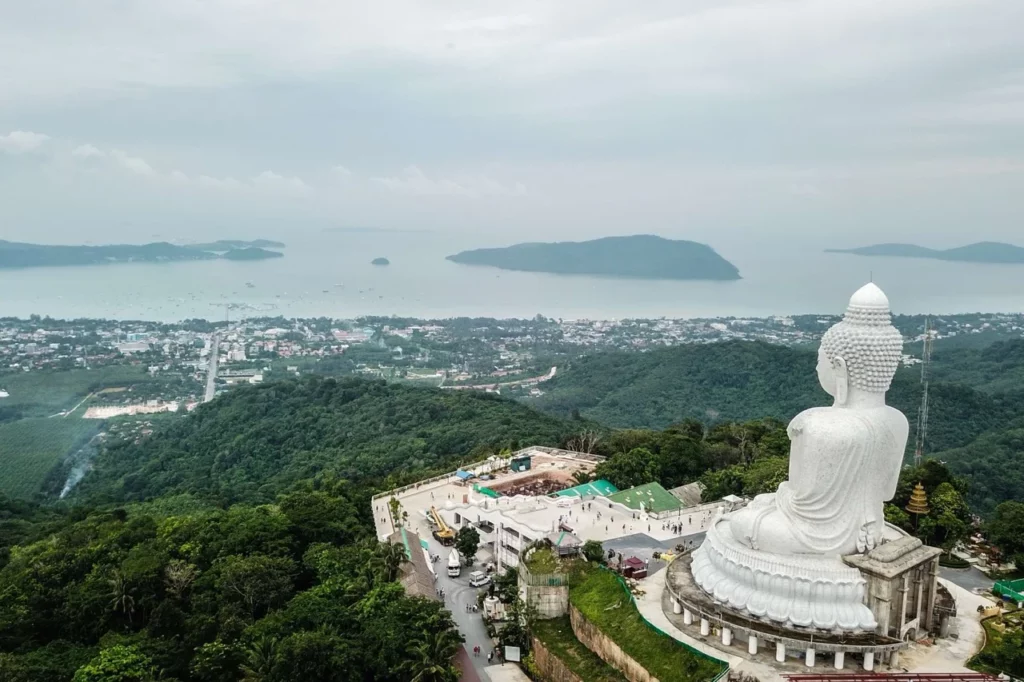 Aussicht vom Big Buddha in Phuket mit Panorama über die Andamanensee, ein kultureller Höhepunkt im Thailand Guide.