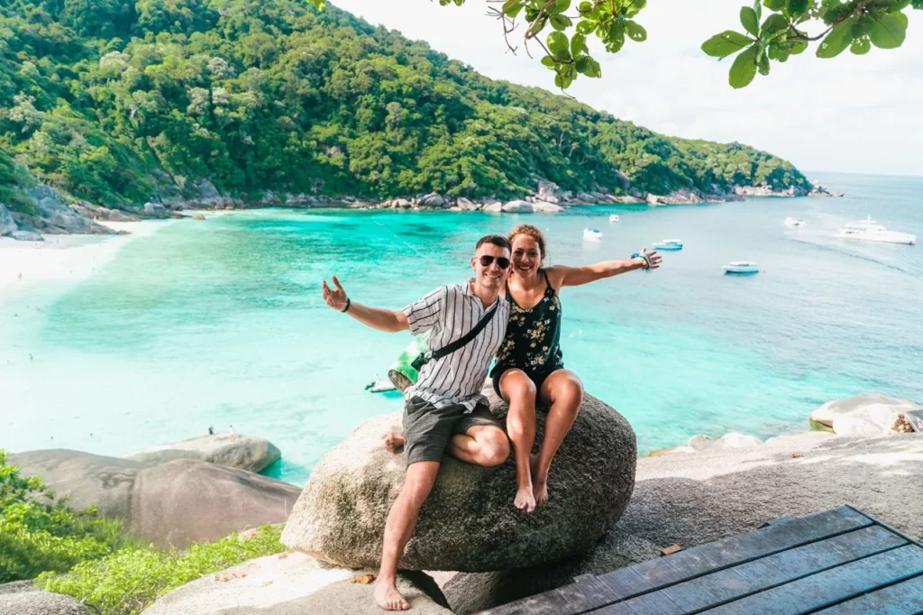 Aussichtspunkt auf den Similan Inseln mit türkisfarbenem Meer und üppiger Vegetation, perfekter Stopp beim Thailand Backpacking.