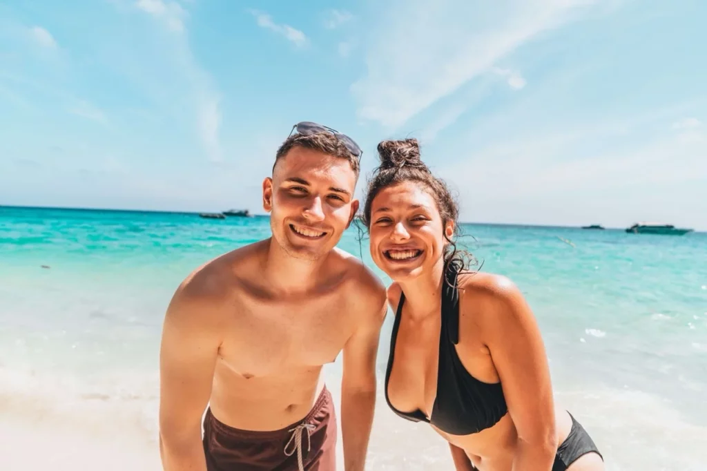 Traumhafter Strand auf den Similan Islands mit klarem Wasser, perfekt für Thailand Backpacking und Schnorchelabenteuer.
