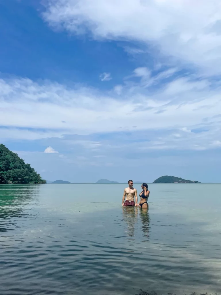 Einsame Bucht auf Koh Mak, ruhig und malerisch, perfekter Rückzugsort in Thailand.