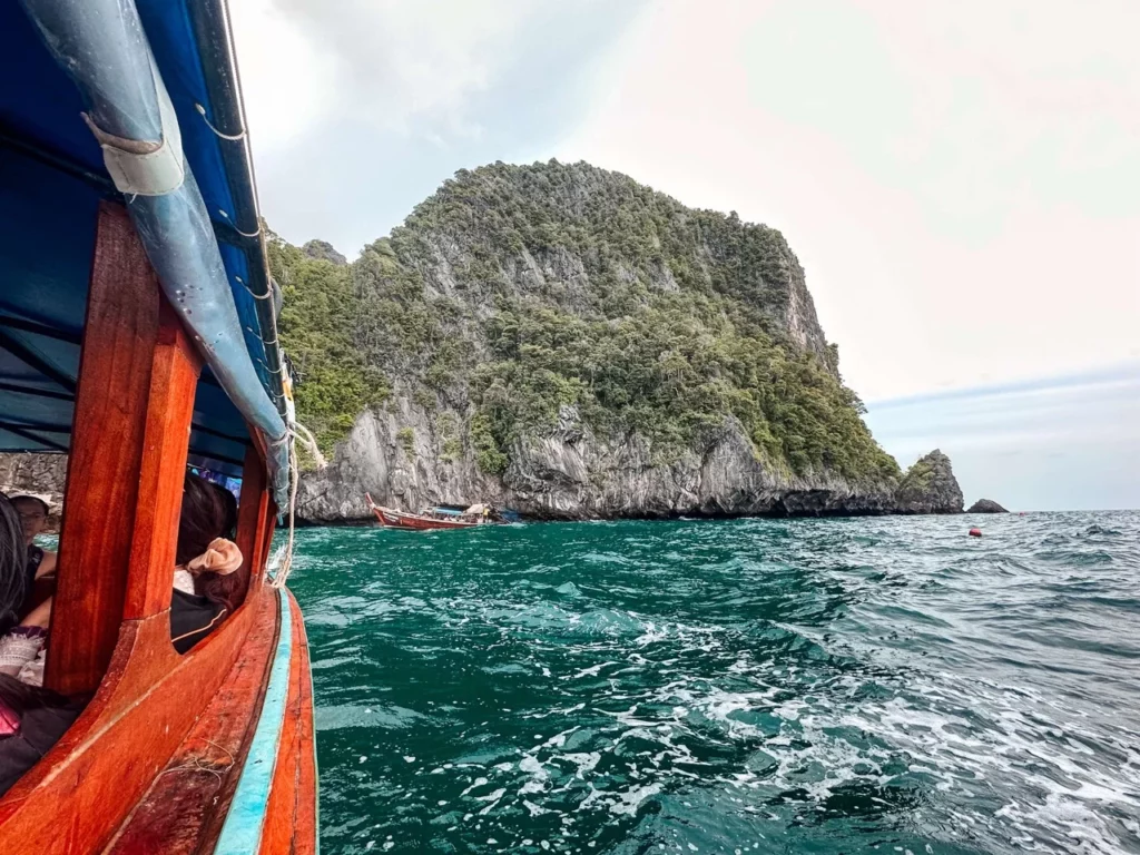 Blick vom Longtail-Boot auf die Kalksteinfelsen während der 4-Island-Tour auf Koh Lanta.