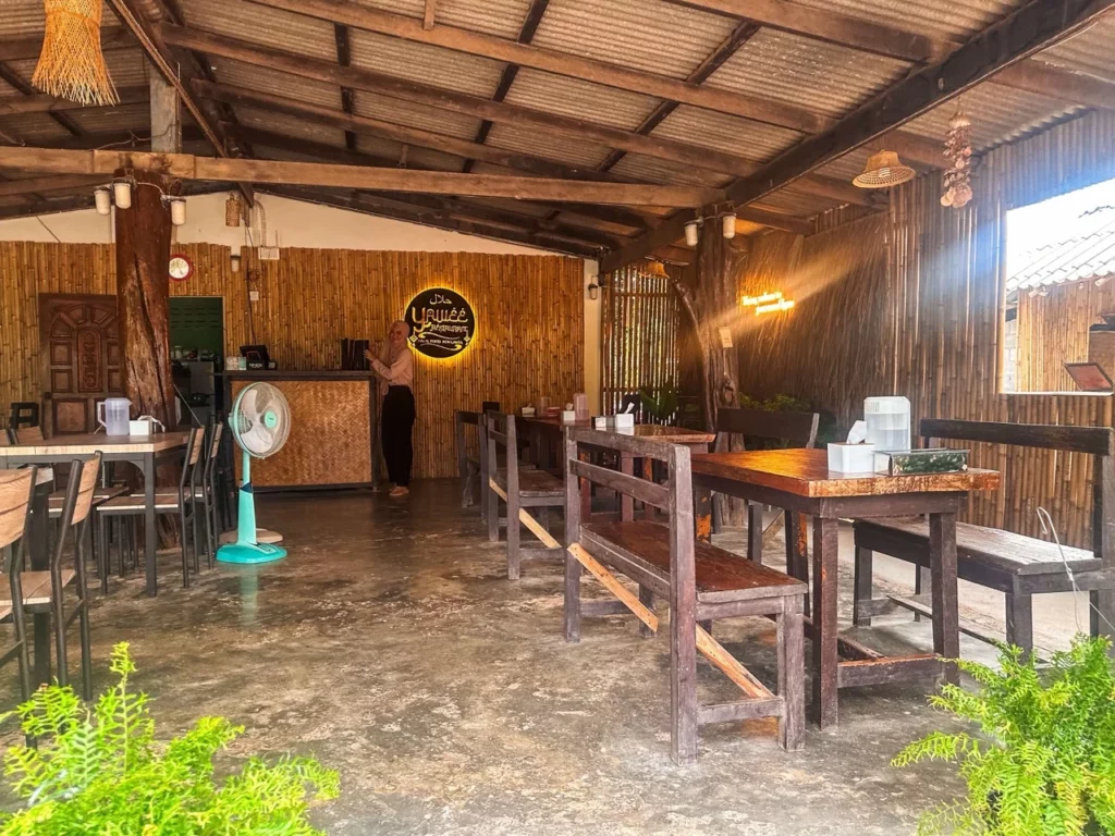 Gemütliches rustikales Restaurant in Thailand, perfekter Zwischenstopp für Backpacker.