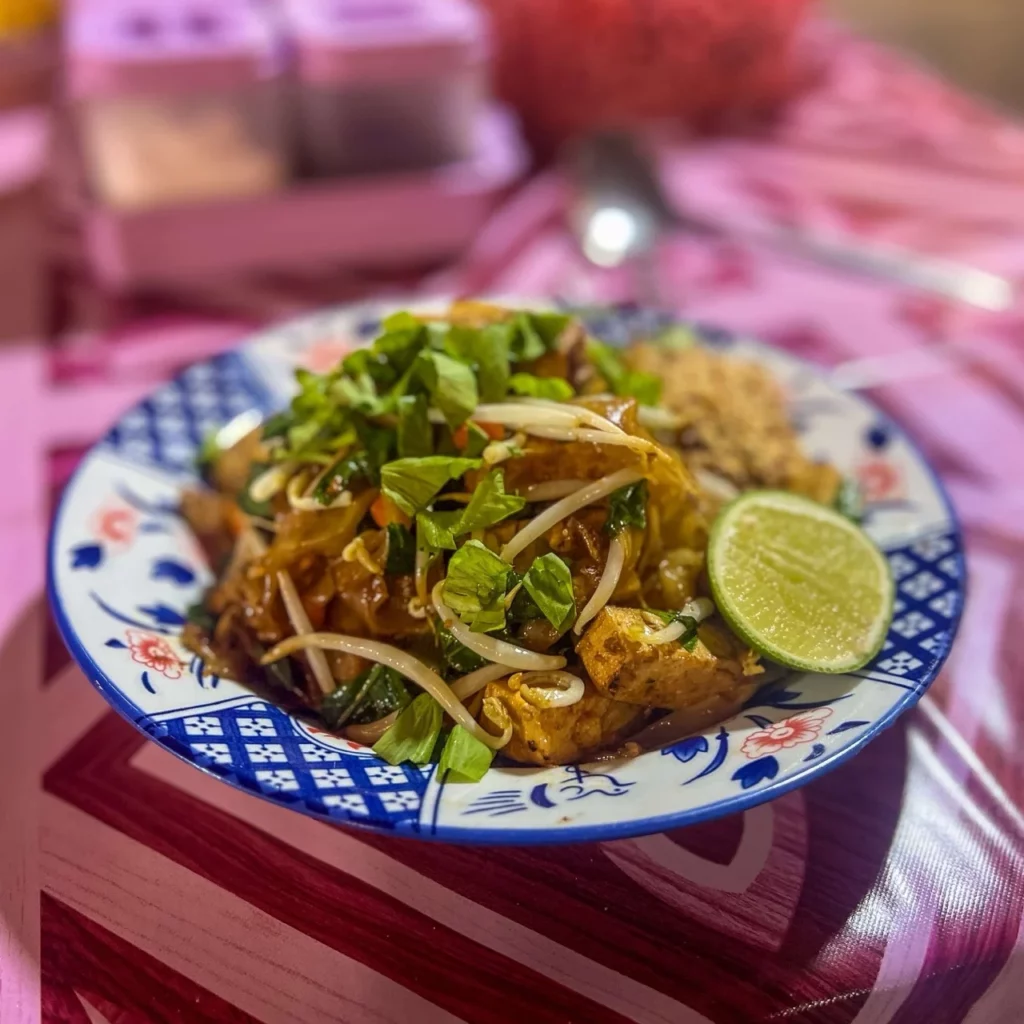 Pad Thai mit Tofu und Limette, eines der beliebtesten Gerichte beim Thailand Backpacking.