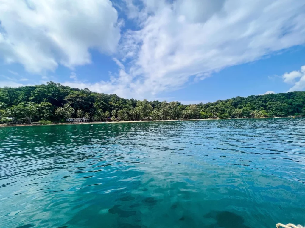 Traumhafte Küstenlinie von Koh Mak mit türkisblauem Wasser und dichter Vegetation, ein verstecktes Highlight für Backpacker.