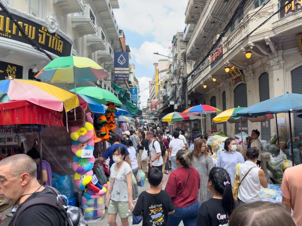 Bunte Straßenmärkte in Bangkok mit regem Treiben, typisch für Thailand Backpacking.
