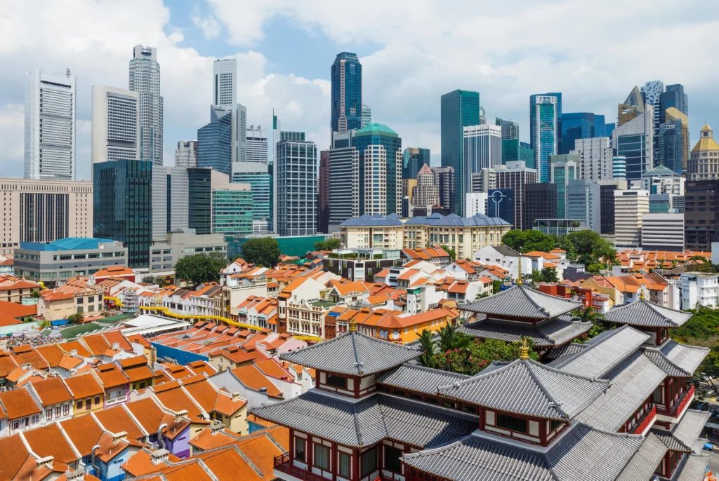 Mix aus traditioneller Architektur und modernen Hochhäusern in Singapurs Chinatown