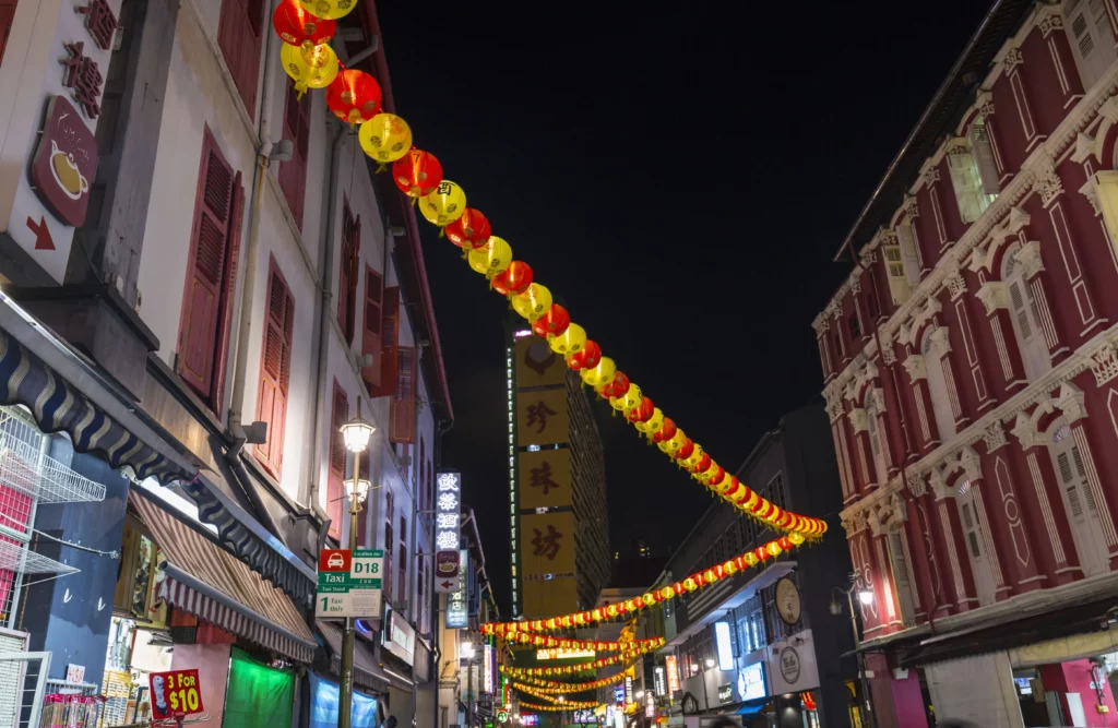 Bunte chinesische Laternen hängen über den Straßen von Singapurs Chinatown bei Nacht