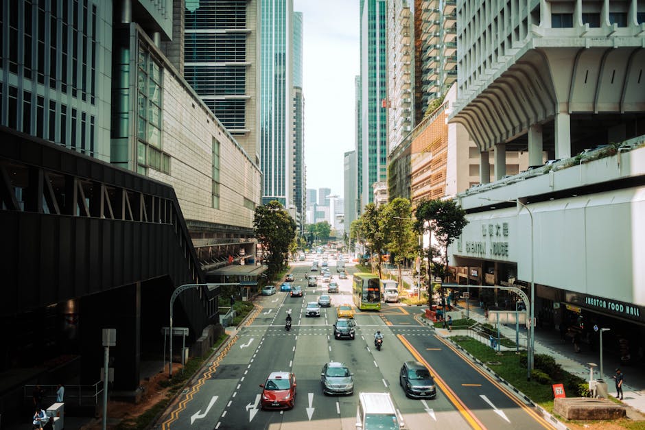 Eine vielspurige Straße in Singapur mit vielen Taxis