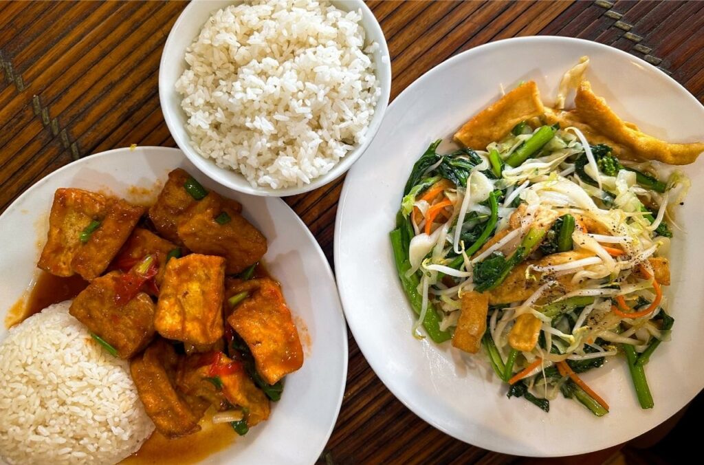 Bunte Reisschüsseln mit Tofu-Curry und knackigem Gemüse erinnern an den kulinarischen Charme Vietnams mit bestem Streetfood.