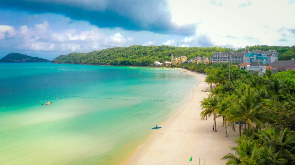 Türkisfarbenes Wasser und weißer Sand mit Palmen an Vietnams tropischem Strand auf der Insel Phu Quoc in Vietnam