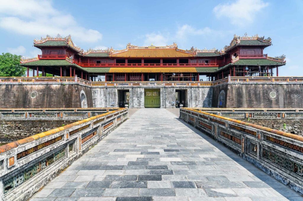 Die Zitadelle von Hue in Zentral Vietnam unter blauem Himmel zur besten Reisezeit.