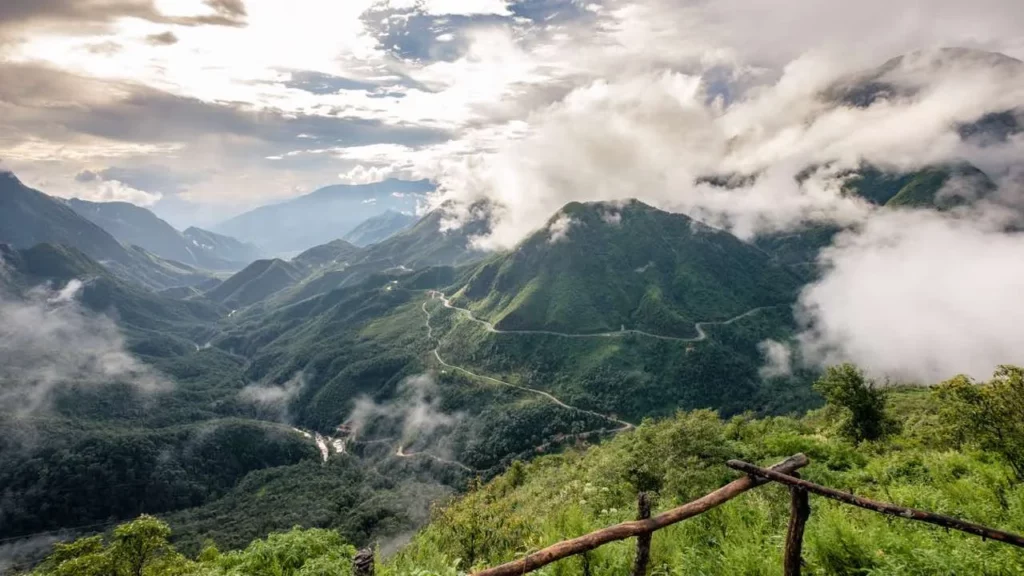 Grüne Landschaften in den Bergen Vietnams als Highlight auf einer Vietnam Reise.