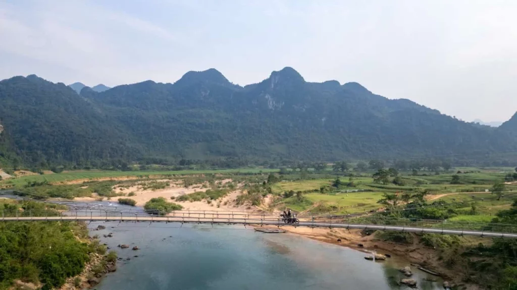 Wir fahren auf dem Motorrad über eine Brücke im Phong Nha Nationalpark auf unserer Vietnam Motorradreise.