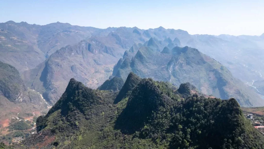 Beeindruckende Berge unter einem klaren Himmel auf der Vietnam Reiseroute am Ha Giang Loop.