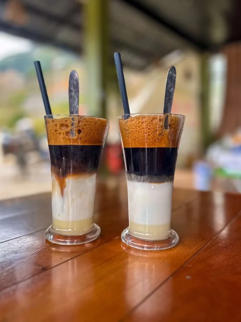 Salzkaffee in Vietnam in einem gemütlichen Kaffee auf der Rundreise durch das ganze Land.
