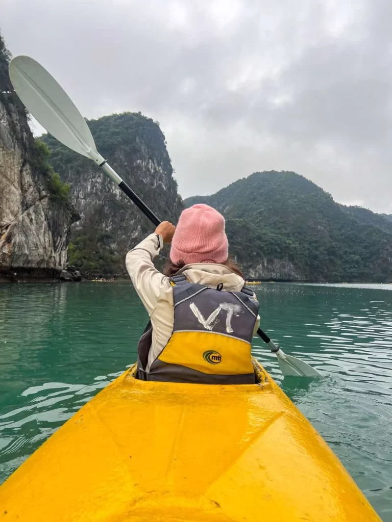 Clara in einem Kayak in der Ha Long Bay auf unserer Vietnam Reise.