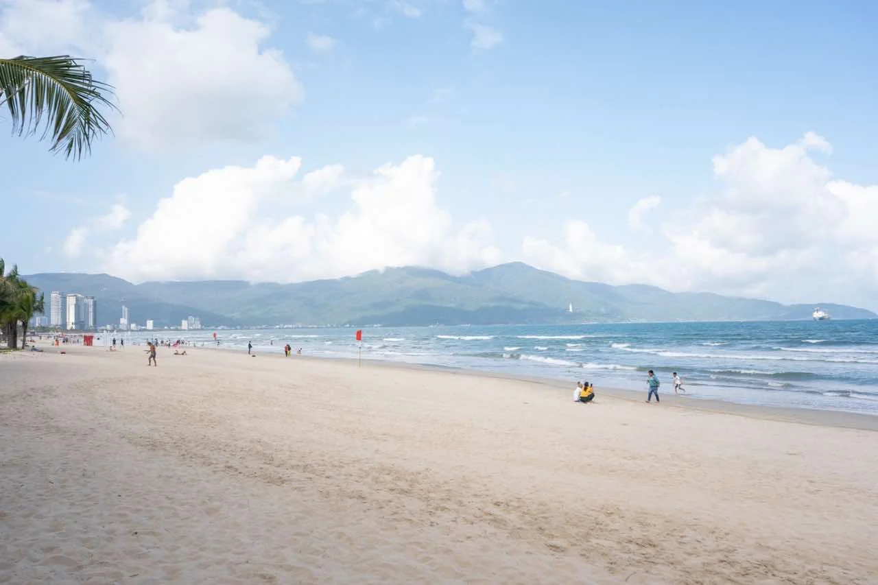 Einer der schönsten Strände in Vietnam im Ort Da Nang während der besten Vietnam Reisezeit fürs Backpacking.