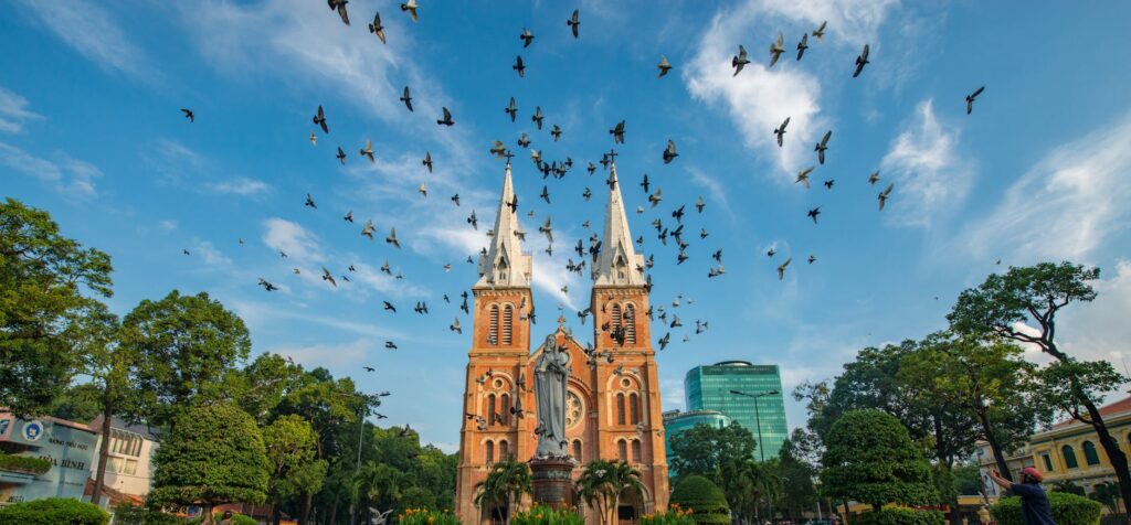 Notre Dame Kathedrale in Hanoi als ein Highlight in Vietnam bei blauem Himmel.
