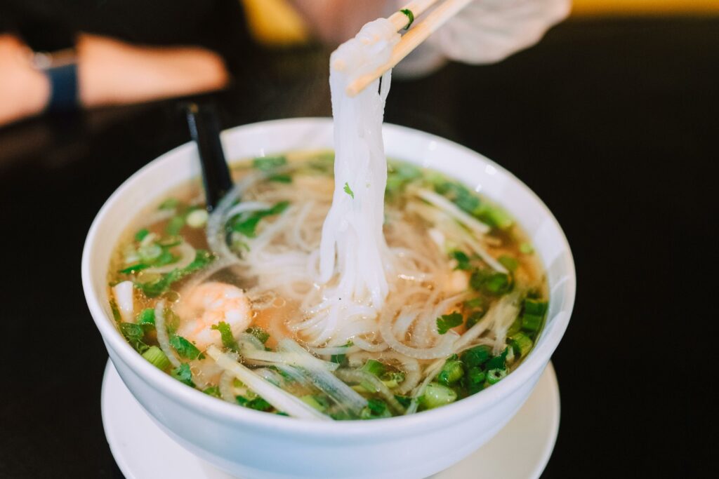 Nahaufnahme einer vietnamesischen Pho - einem absoluten Highlight auf einer Vietnam Rundreise.